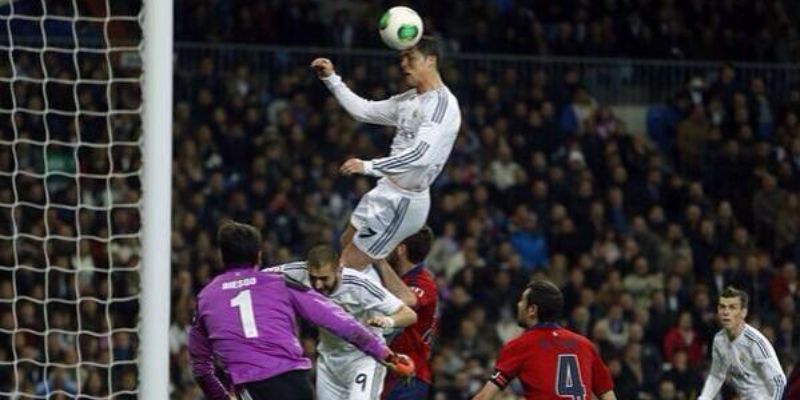 Những pha bật ấn tượng cho thấy Ronaldo nhảy cao bao nhiêu